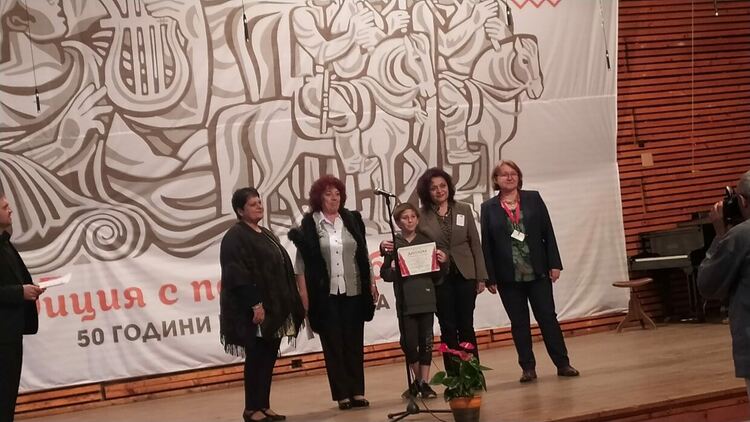 11 медала за „Зора-Зорничка“ от конкурса „Широка лъка пее, свири и танцува“.