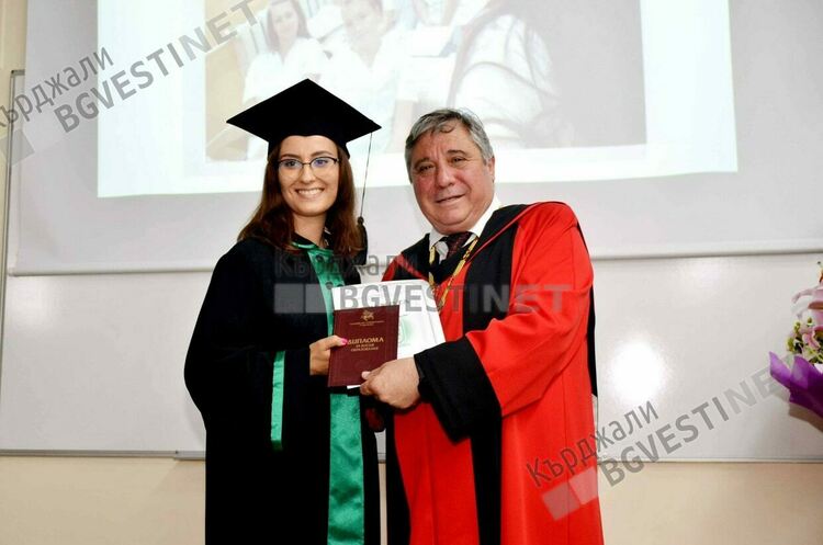 Наше момиче е първенец на випуска на Медицинския факултет в Стара Загора
