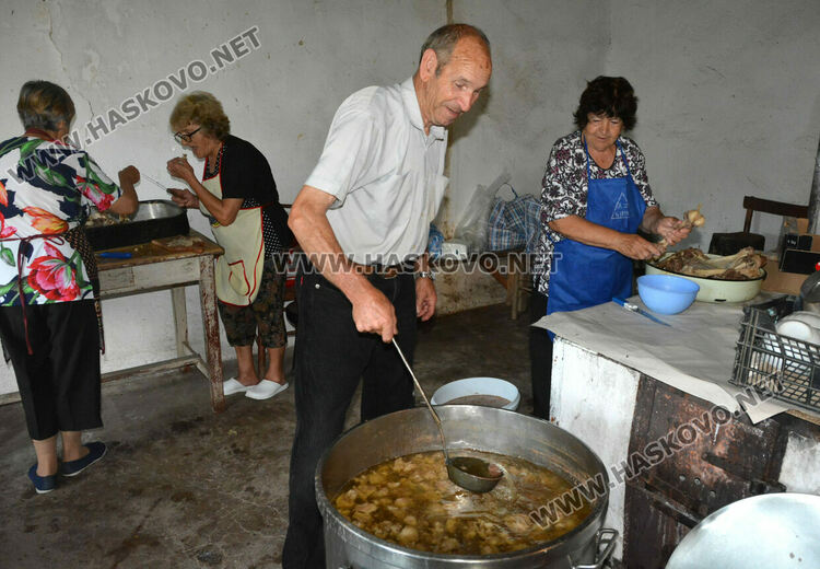 Свети Дух отбелязват миряните в с. Гарваново