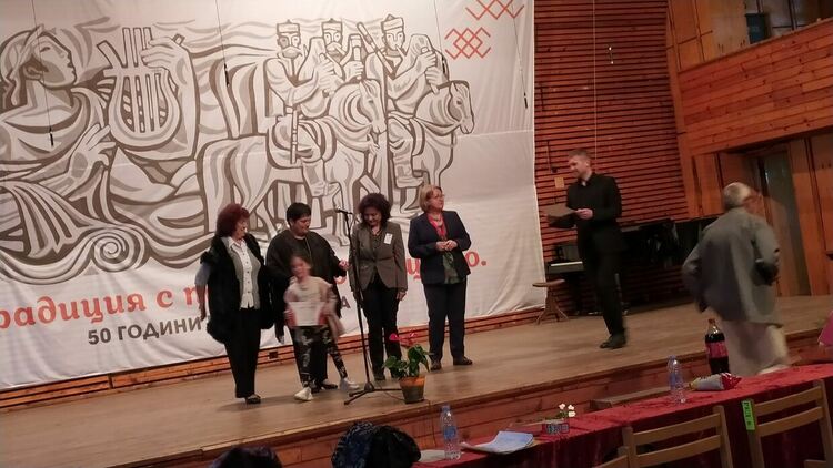 11 медала за „Зора-Зорничка“ от конкурса „Широка лъка пее, свири и танцува“.