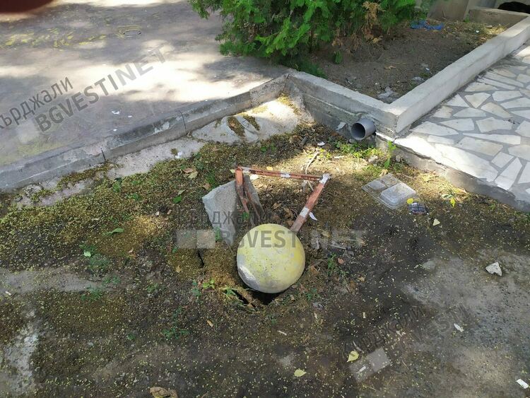 Превръщат отводнителна шахта в бунище за отпадъци,  отводняването на паркинг затруднено