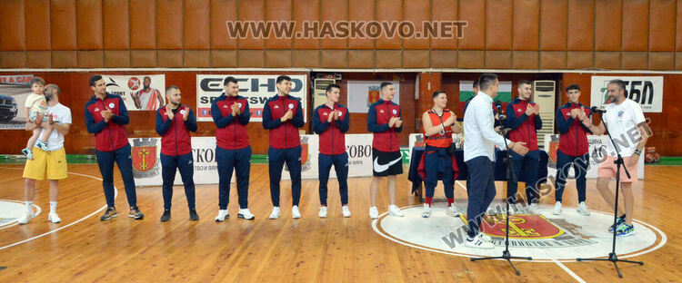 Посрещнаха баскетболните шампиони, целта им е “А” група
