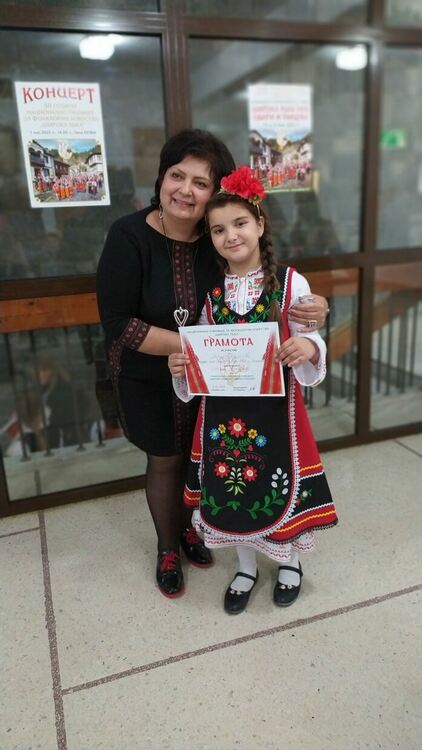 11 медала за „Зора-Зорничка“ от конкурса „Широка лъка пее, свири и танцува“.