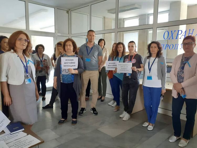 Служителите на Районната здравно-осигурителна каса в Кърджали излязоха на протест, настояват за по-високи заплати