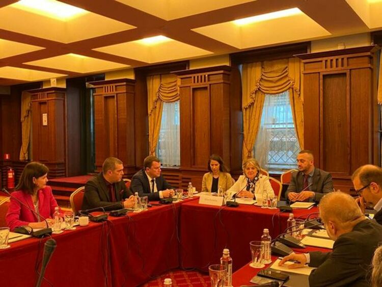 Кметът на Община Перник Станислав Владимиров и зам.-кметът Стефан Кръстев се срещнаха с еврокомисарят по сближаване и реформи