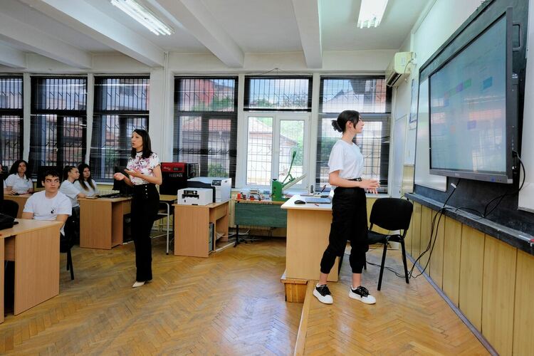 Гимназията по туризъм демонстрира иновативни уроци пред гости от три училища