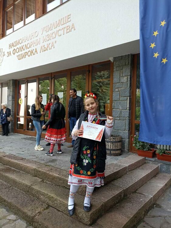 11 медала за „Зора-Зорничка“ от конкурса „Широка лъка пее, свири и танцува“.