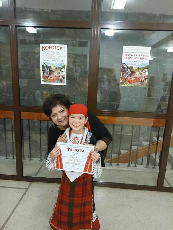 11 медала за „Зора-Зорничка“ от конкурса „Широка лъка пее, свири и танцува“.