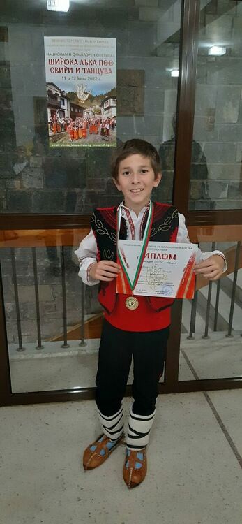 11 медала за „Зора-Зорничка“ от конкурса „Широка лъка пее, свири и танцува“.