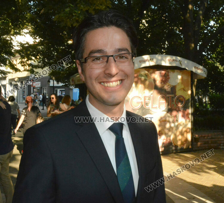 Министър Атанасов: От Хасково започна любовната ми афера с театъра, която ще продължи докато съм жив