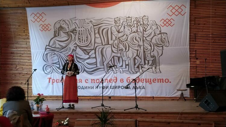 11 медала за „Зора-Зорничка“ от конкурса „Широка лъка пее, свири и танцува“.