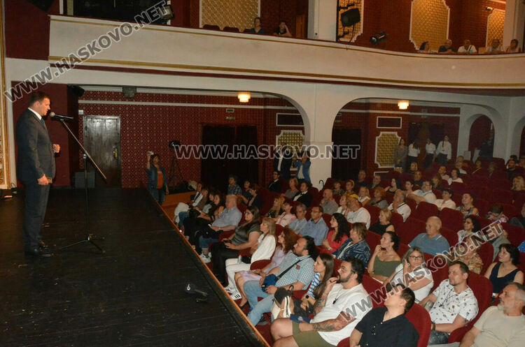 Министър Атанасов: От Хасково започна любовната ми афера с театъра, която ще продължи докато съм жив