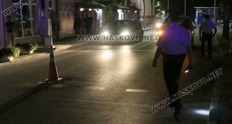 Младеж с БМВ рани пешеходец в Хасково, моторист падна на платното