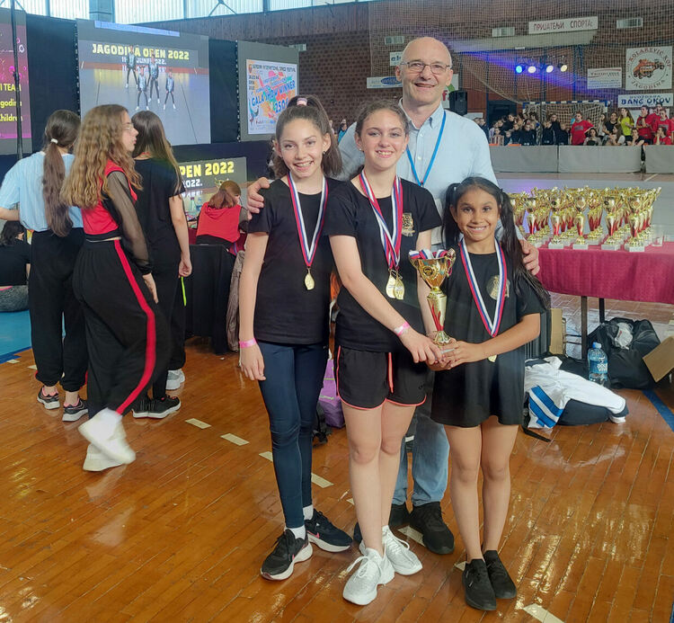 4 купи и медали за „Милениум Арт“ от международен фестивал в Сърбия