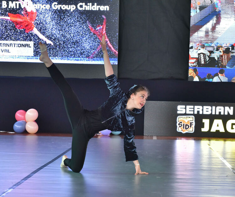 4 купи и медали за „Милениум Арт“ от международен фестивал в Сърбия