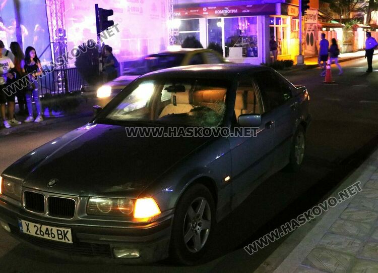 Младеж с БМВ рани пешеходец в Хасково, моторист падна на платното