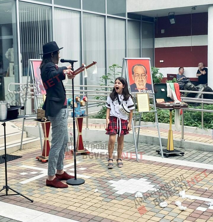 Музика, магия, танци, Астор, Сенко, факира Мити в лятна читалня на ГБ