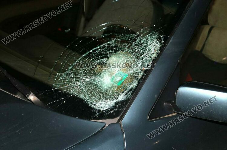 Младеж с БМВ рани пешеходец в Хасково, моторист падна на платното