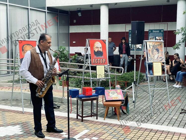 Музика, магия, танци, Астор, Сенко, факира Мити в лятна читалня на ГБ