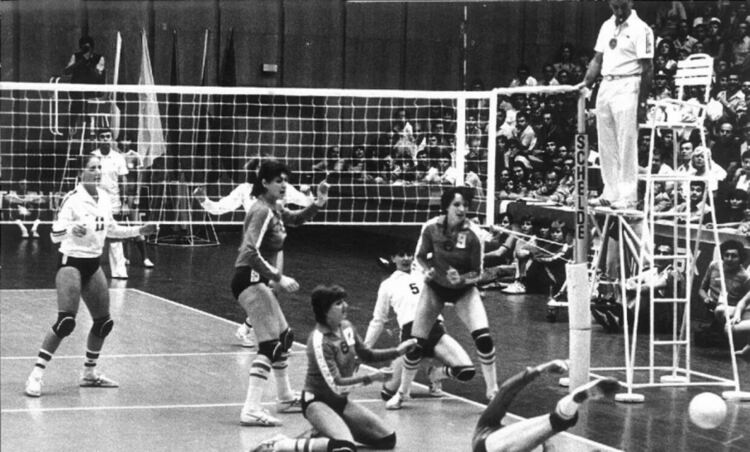 Легендата на женския волейбол и почетен гражданин на Перник Цветана Божурина навършва 70 години днес