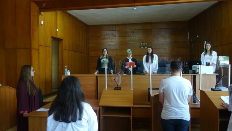 Ученици облякоха тогите на магистрати