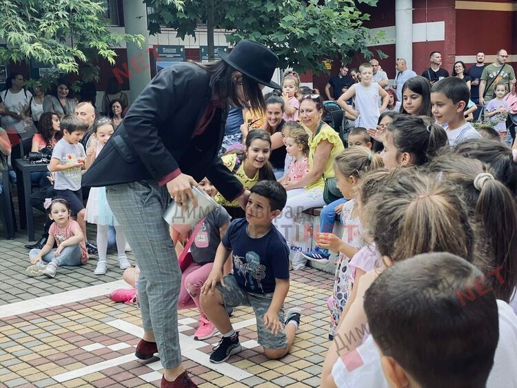 Музика, магия, танци, Астор, Сенко, факира Мити в лятна читалня на ГБ