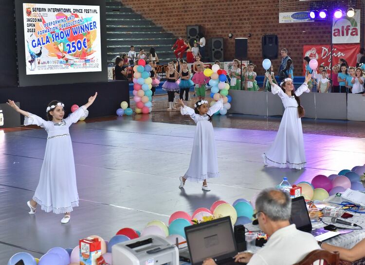 4 купи и медали за „Милениум Арт“ от международен фестивал в Сърбия