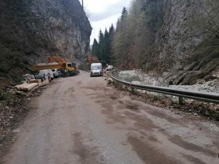 Отново затварят пътя до Триград, ще обрушват скали