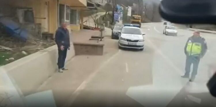 Край Девин полицаи спирали коли в насрещното движение, проверяват ги!