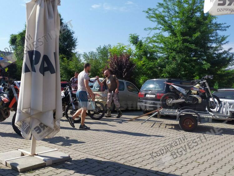 Чужденци търсят силни емоции в Кърджалийско, туристическа фирма им урежда ендуро екшън