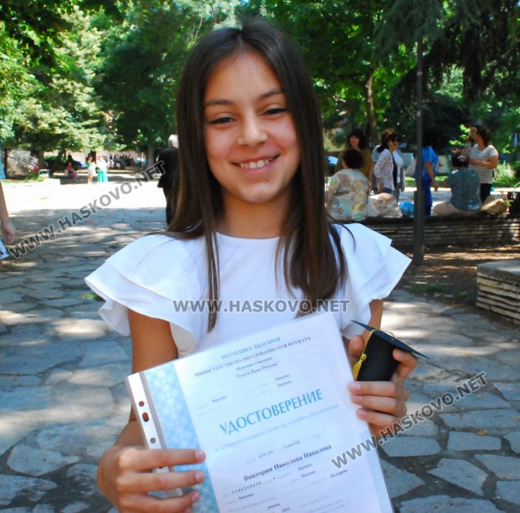 Вики Николова