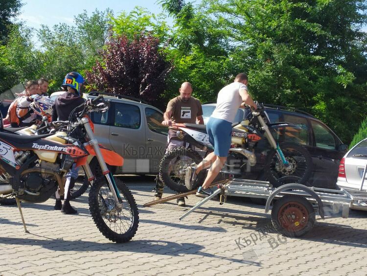 Чужденци търсят силни емоции в Кърджалийско, туристическа фирма им урежда ендуро екшън