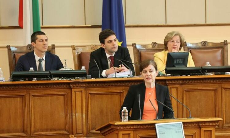 Министър Генчовска потвърди, че премиерът Кирил Петков е поел ангажимент за отпадане на ветото за Северна Македония