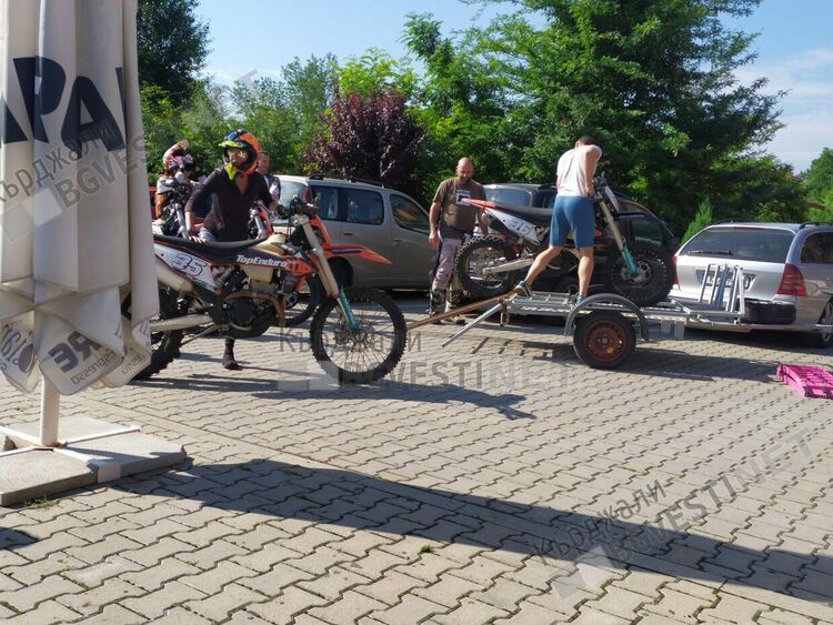 Чужденци търсят силни емоции в Кърджалийско, туристическа фирма им урежда ендуро екшън