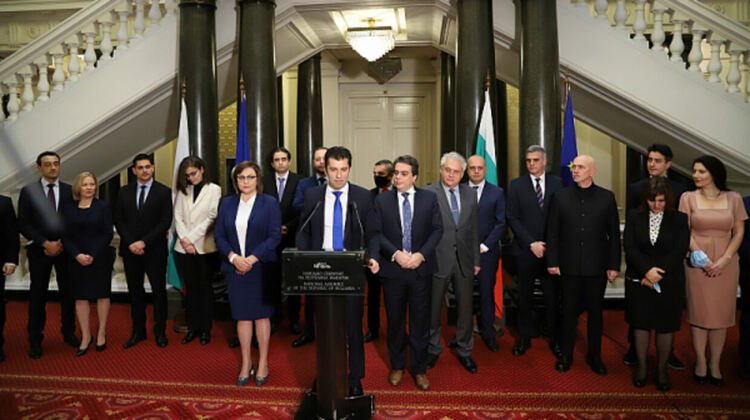 „Вот на недоверие“: 5 хил. души говорят за това