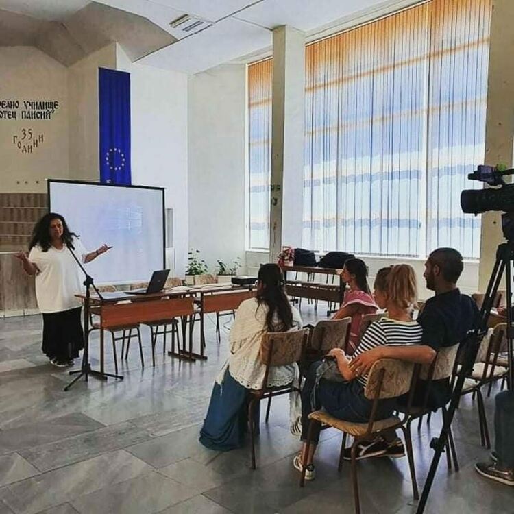 Проектът „Нарисувай ми човек“ продължава с образователна лекция и дискусия 