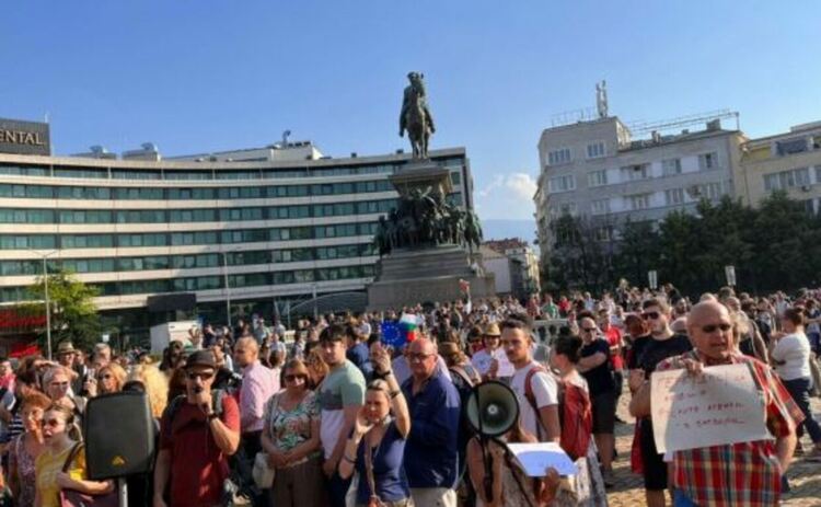 "Мафия! Мафията вън!" Протест пред парламента в подкрепа на Никола Минчев