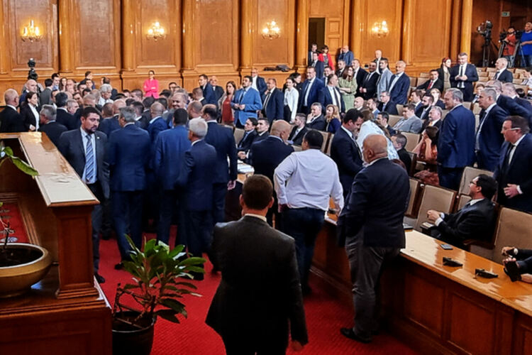 Близо до ръкопашен бой, депутатите приеха бюджета на НЗОК на първо четене