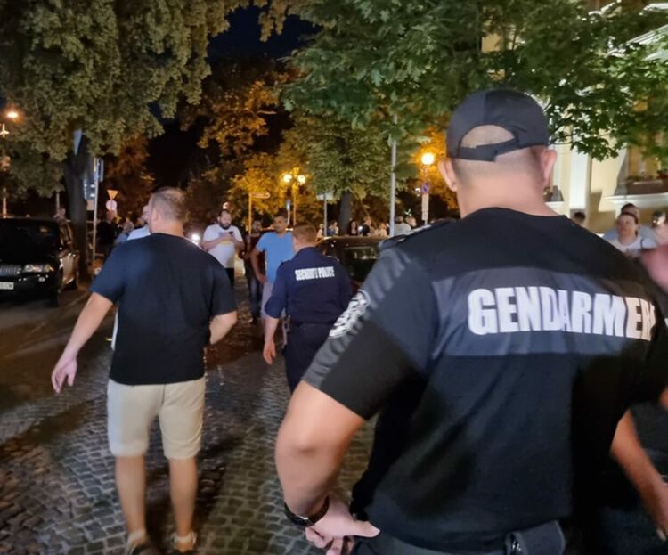 Трима арестувани след сблъсък между протестиращи и хора на "Възраждане"