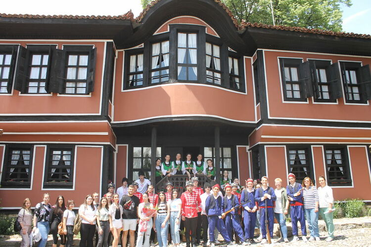 Ученици от Езиковата участваха в интерактивен урок в Копривщица