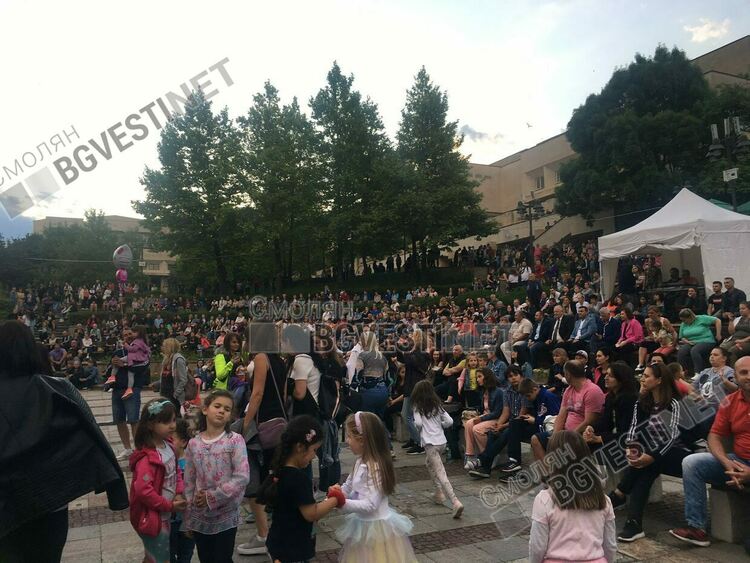 62-години Обединен Смолян! Стотици пяха  и танцуваха със "Сигнал"