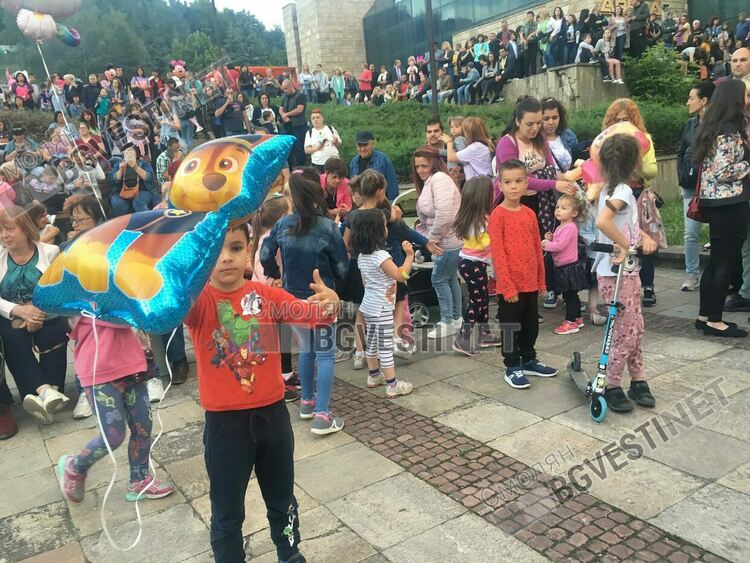 62-години Обединен Смолян! Стотици пяха  и танцуваха със "Сигнал"