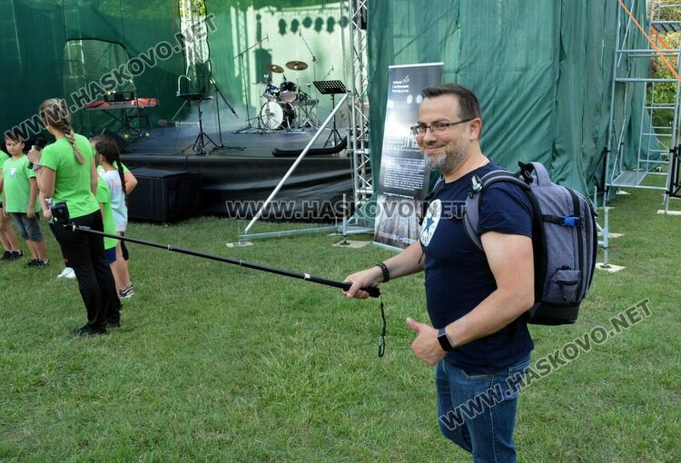 Завесата е вдигната: театър  и още нещо...