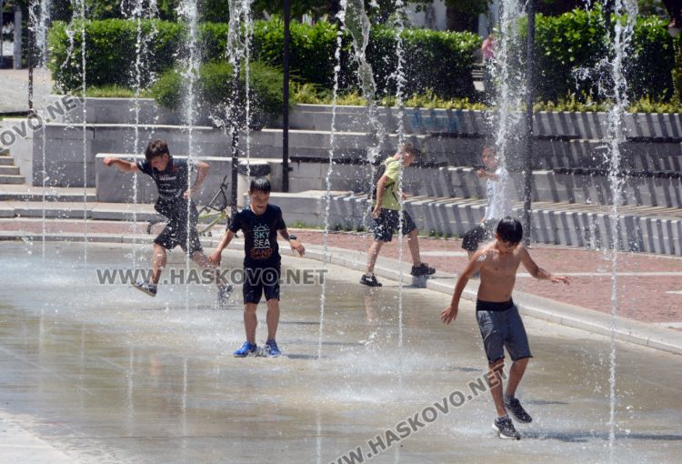 Слънчево и горещо в неделя