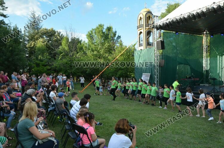 Завесата е вдигната: театър  и още нещо...