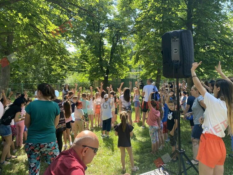 Димитровградските деца посрещнаха ваканцията с игри и състезания в парк Вапцаров