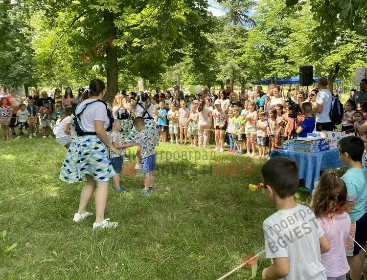Димитровградските деца посрещнаха ваканцията с игри и състезания в парк Вапцаров