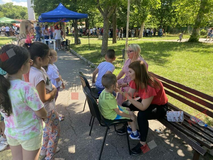 Димитровградските деца посрещнаха ваканцията с игри и състезания в парк Вапцаров