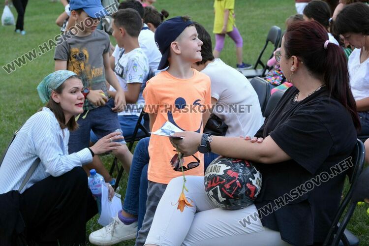 Завесата е вдигната: театър  и още нещо...