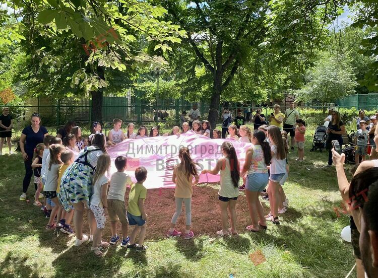 Димитровградските деца посрещнаха ваканцията с игри и състезания в парк Вапцаров